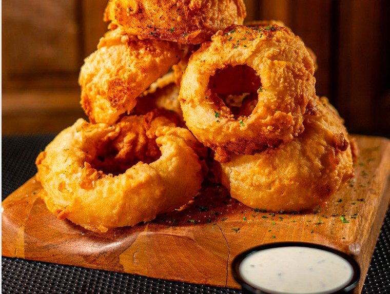 Onion rings with dipping sauce